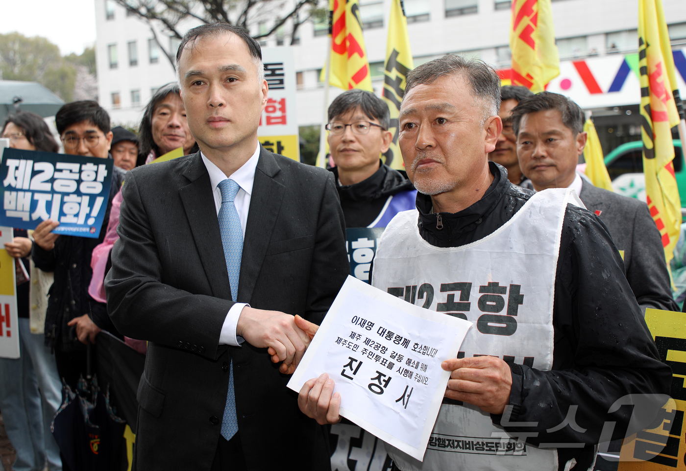 (제주=뉴스1) 오미란 기자 = 30일 오후 이재명 대통령 주재 타운홀미팅이 열리는 제주시 한라컨벤션센터 앞에서 제주 제2공항 건설사업 반대 단체 관계자가 대통령 직속 지방시대위원 …