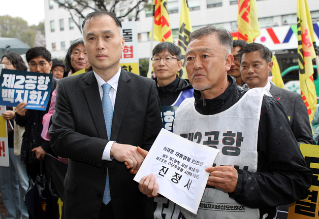 \"제주 제2공항 건설, 주민투표로 결정하자\"