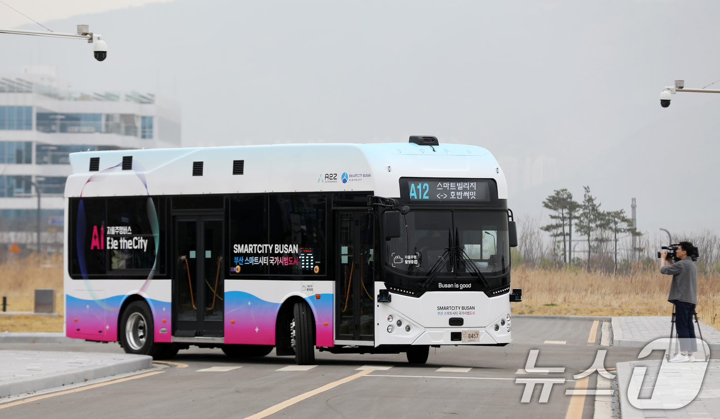 (부산=뉴스1) 윤일지 기자 = 30일 부산 강서구 에코델타시티 스마트시티랩에서 열린 자율주행 모빌리티 서비스 오픈식에서 자율주행버스가 운행되고 있다.이번 행사는 입주민에게 자율주 …