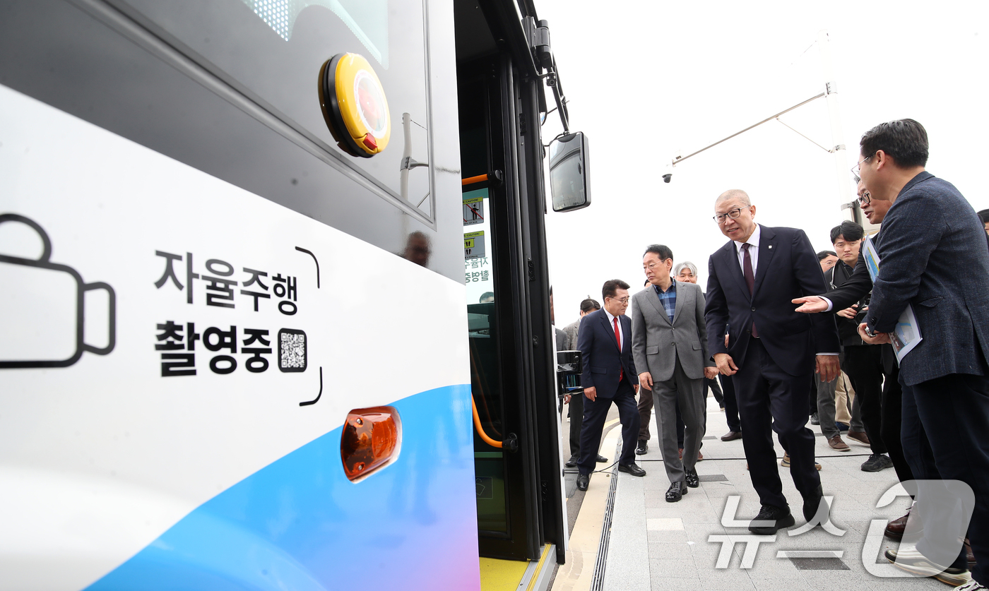 (부산=뉴스1) 윤일지 기자 = 박형준 부산시장이 30일 부산 강서구 에코델타시티 스마트시티랩에서 열린 자율주행 모빌리티 서비스 오픈식에서 자율주행버스에 탑승하고 있다. 2026. …