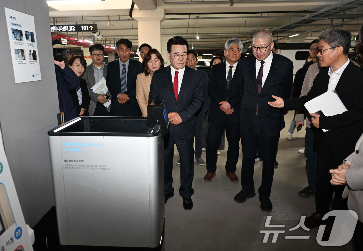 (부산=뉴스1) 윤일지 기자 = 박형준 부산시장이 30일 부산 강서구 에코델타시티 스마트시티랩에서 열린 자율주행 모빌리티 서비스 오픈식을 마친 후 아파트 단지에서 짐 운반을 지원하 …