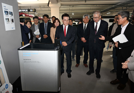 '짐 캐리 로봇' 시연 보는 박형준 부산시장