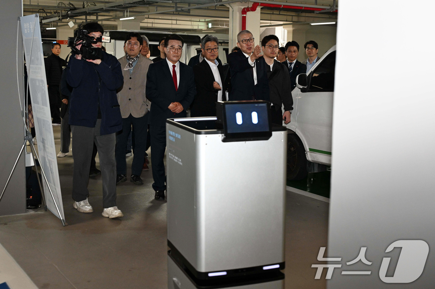 (부산=뉴스1) 윤일지 기자 = 박형준 부산시장이 30일 부산 강서구 에코델타시티 스마트시티랩에서 열린 자율주행 모빌리티 서비스 오픈식을 마친 후 아파트 단지에서 짐 운반을 지원하 …