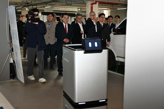 짐 운반 지원하는 '짐 캐리 로봇' 시연