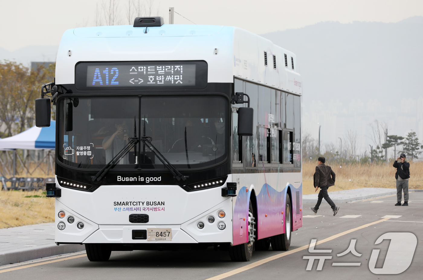 (부산=뉴스1) 윤일지 기자 = 30일 부산 강서구 에코델타시티 스마트시티랩에서 열린 자율주행 모빌리티 서비스 오픈식에서 자율주행버스가 운행되고 있다.이번 행사는 입주민에게 자율주 …