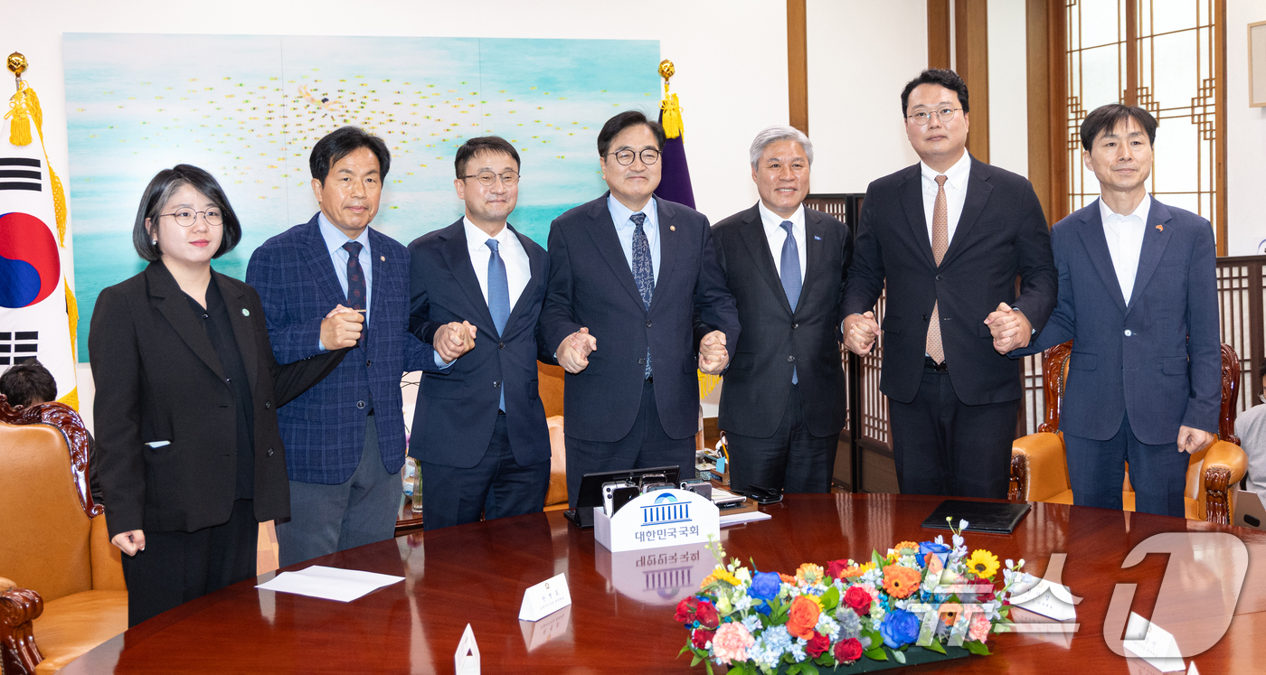 (서울=뉴스1) 이승배 기자 = 우원식 국회의장이 30일 서울 여의도 국회 의장집무실에서 열린 초당적 개헌추진을 위한 제정당 2차 연석회의에서 각당 원내대표들과 손을 잡고 기념촬영 …