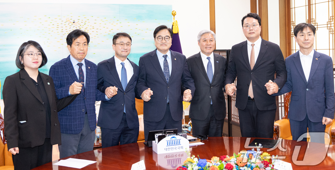 (서울=뉴스1) 이승배 기자 = 우원식 국회의장이 30일 서울 여의도 국회 의장집무실에서 열린 초당적 개헌추진을 위한 제정당 2차 연석회의에서 각당 원내대표들과 손을 잡고 기념촬영 …