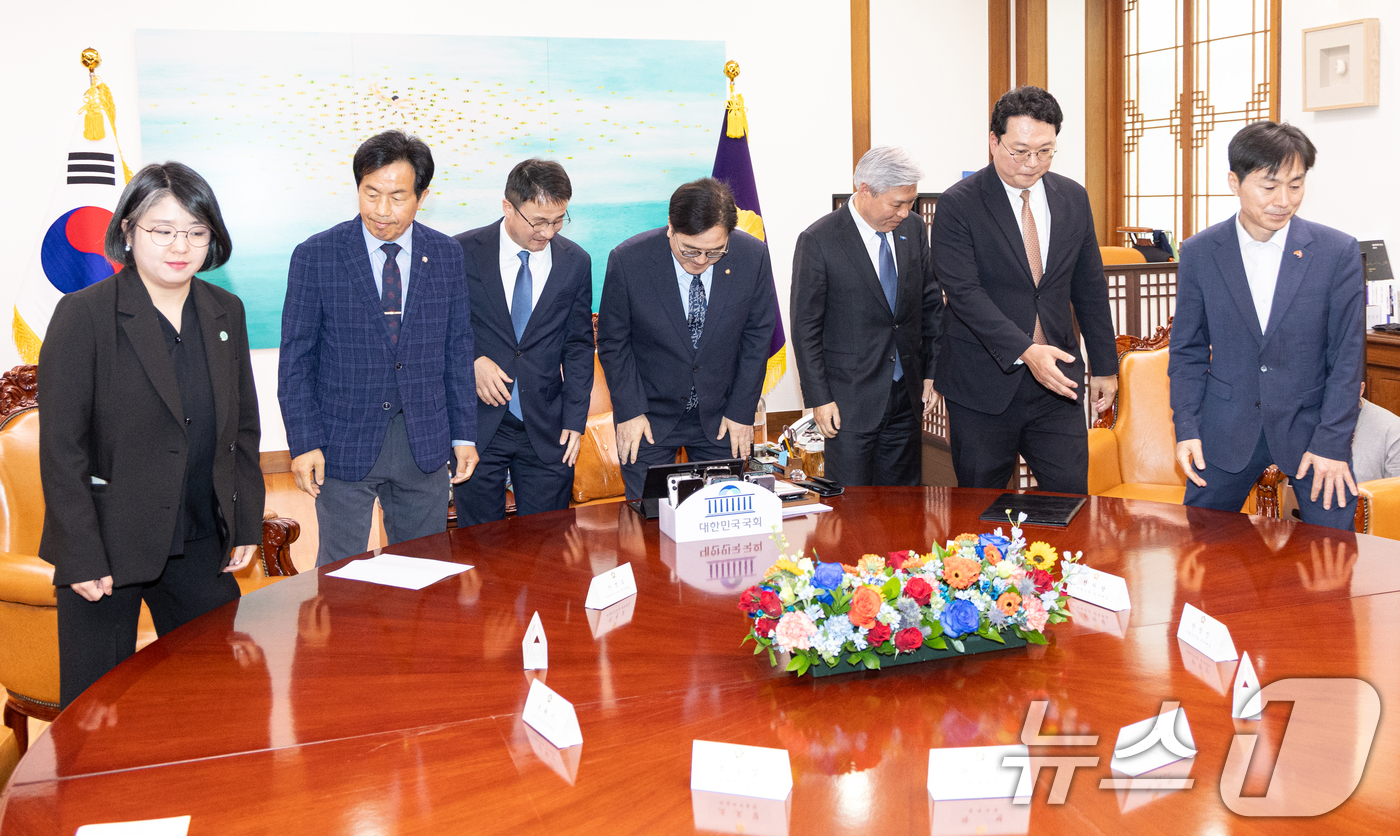 (서울=뉴스1) 이승배 기자 = 우원식 국회의장이 30일 서울 여의도 국회 의장집무실에서 열린 초당적 개헌추진을 위한 제정당 2차 연석회의에서 각당 원내대표들과 기념촬영을 마친 뒤 …