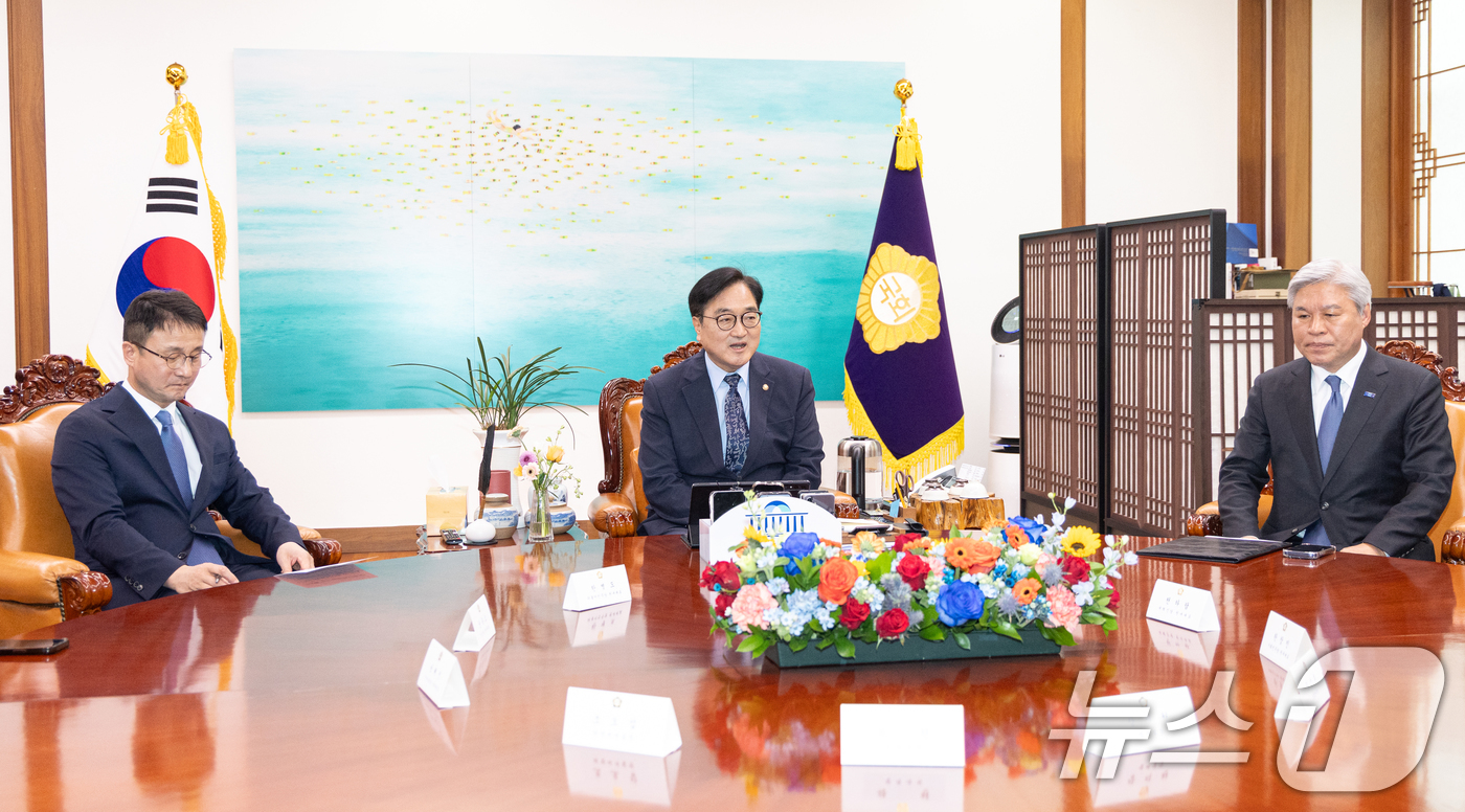 (서울=뉴스1) 이승배 기자 = 우원식 국회의장이 30일 서울 여의도 국회 의장집무실에서 열린 초당적 개헌추진을 위한 제정당 2차 연석회의에서 모두발언하고 있다. 2026.3.30 …