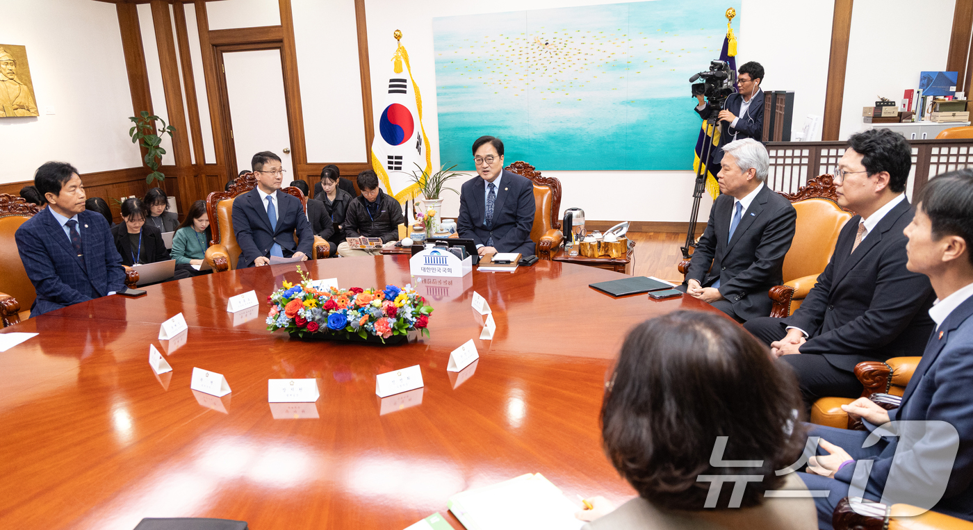 (서울=뉴스1) 이승배 기자 = 우원식 국회의장이 30일 서울 여의도 국회 의장집무실에서 열린 초당적 개헌추진을 위한 제정당 2차 연석회의에서 모두발언하고 있다. 2026.3.30 …