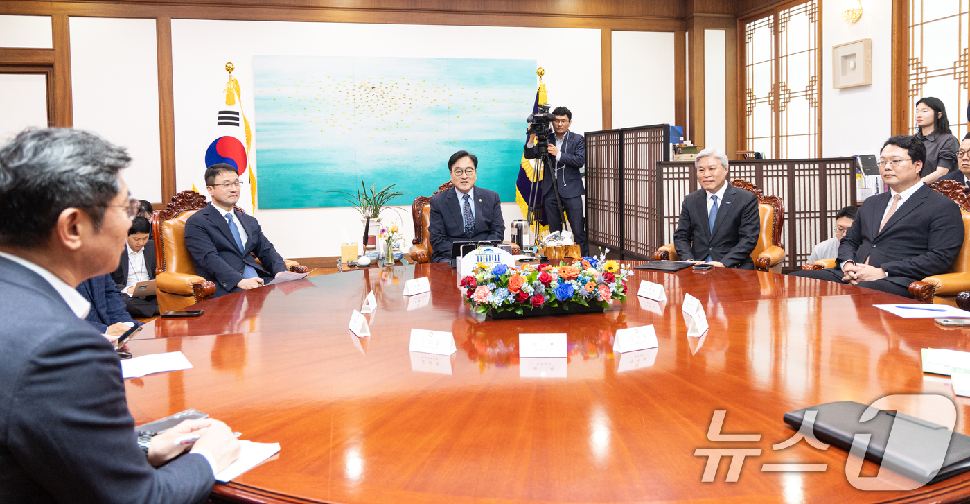 (서울=뉴스1) 이승배 기자 = 우원식 국회의장이 30일 서울 여의도 국회 의장집무실에서 열린 초당적 개헌추진을 위한 제정당 2차 연석회의에서 모두발언하고 있다. 2026.3.30 …