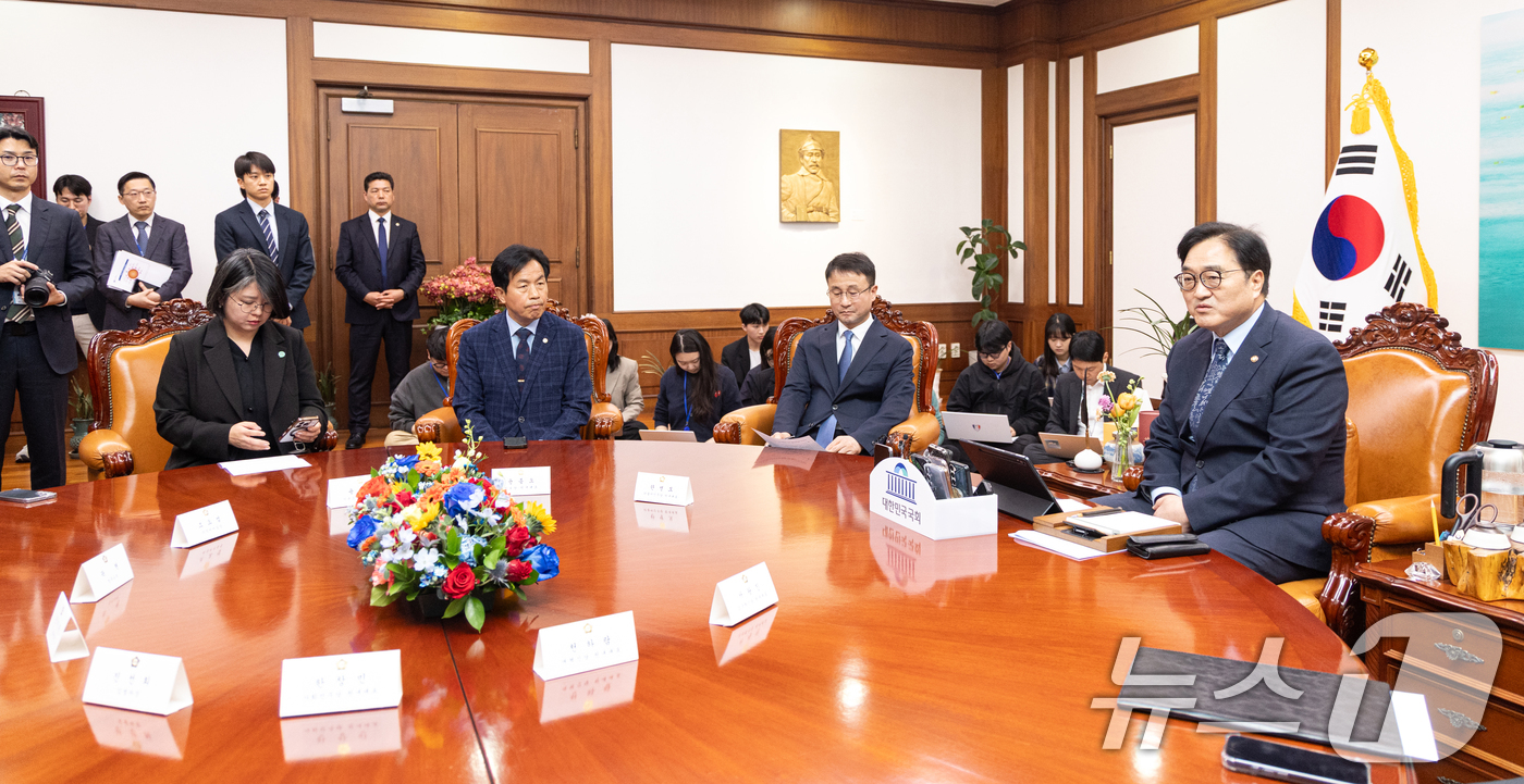 (서울=뉴스1) 이승배 기자 = 우원식 국회의장이 30일 서울 여의도 국회 의장집무실에서 열린 초당적 개헌추진을 위한 제정당 2차 연석회의에서 모두발언하고 있다. 2026.3.30 …