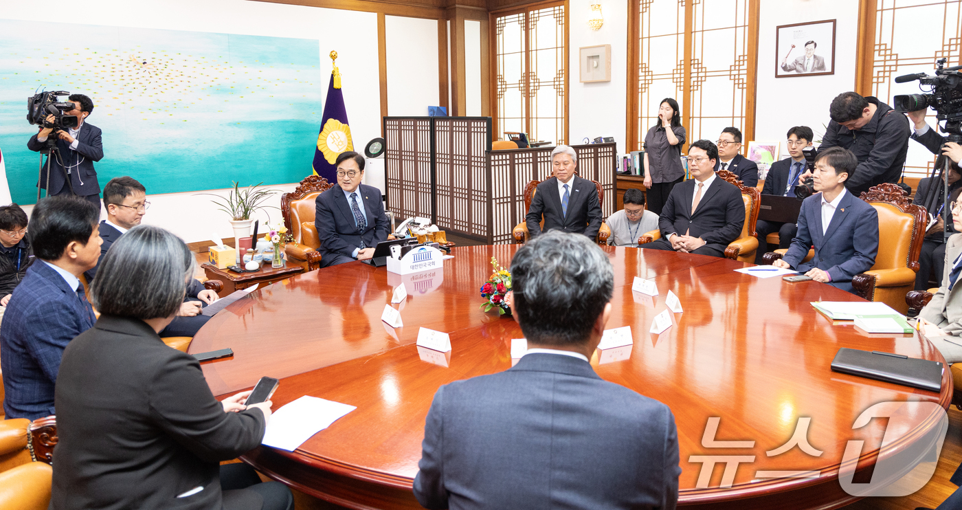 (서울=뉴스1) 이승배 기자 = 우원식 국회의장이 30일 서울 여의도 국회 의장집무실에서 열린 초당적 개헌추진을 위한 제정당 2차 연석회의에서 모두발언하고 있다. 2026.3.30 …