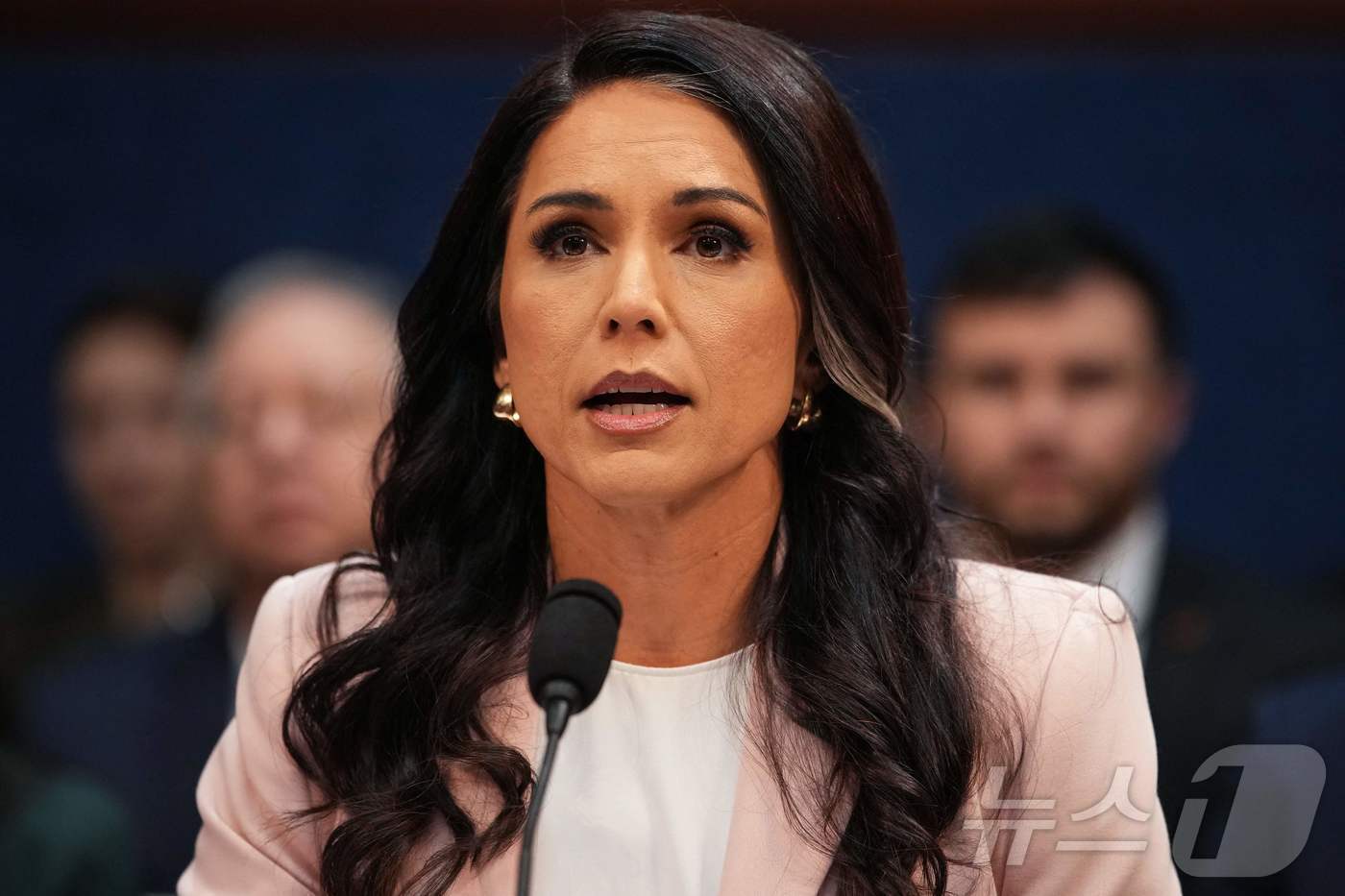 본문 이미지 - 털시 개버드 국가정보국(DNI) 국장이 19일(현지시간) 워싱턴DC에서 열린 하원 특별정보위원회 청문회에서 발언하고 있다. 2026.3.19 ⓒ AFP=뉴스1