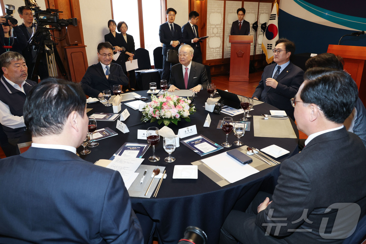 (서울=뉴스1) 박지혜 기자 = 우원식 국회의장과 사회적 대화 참여 5단체 대표자 및 양당 원내대표 등 참석자들이 30일 국회 사랑재에서 열린 국회 사회적 대화 결과보고에서 대화를 …