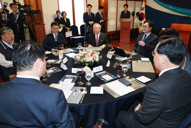 대화나누는 노동·경제 단체와 국회 인사들