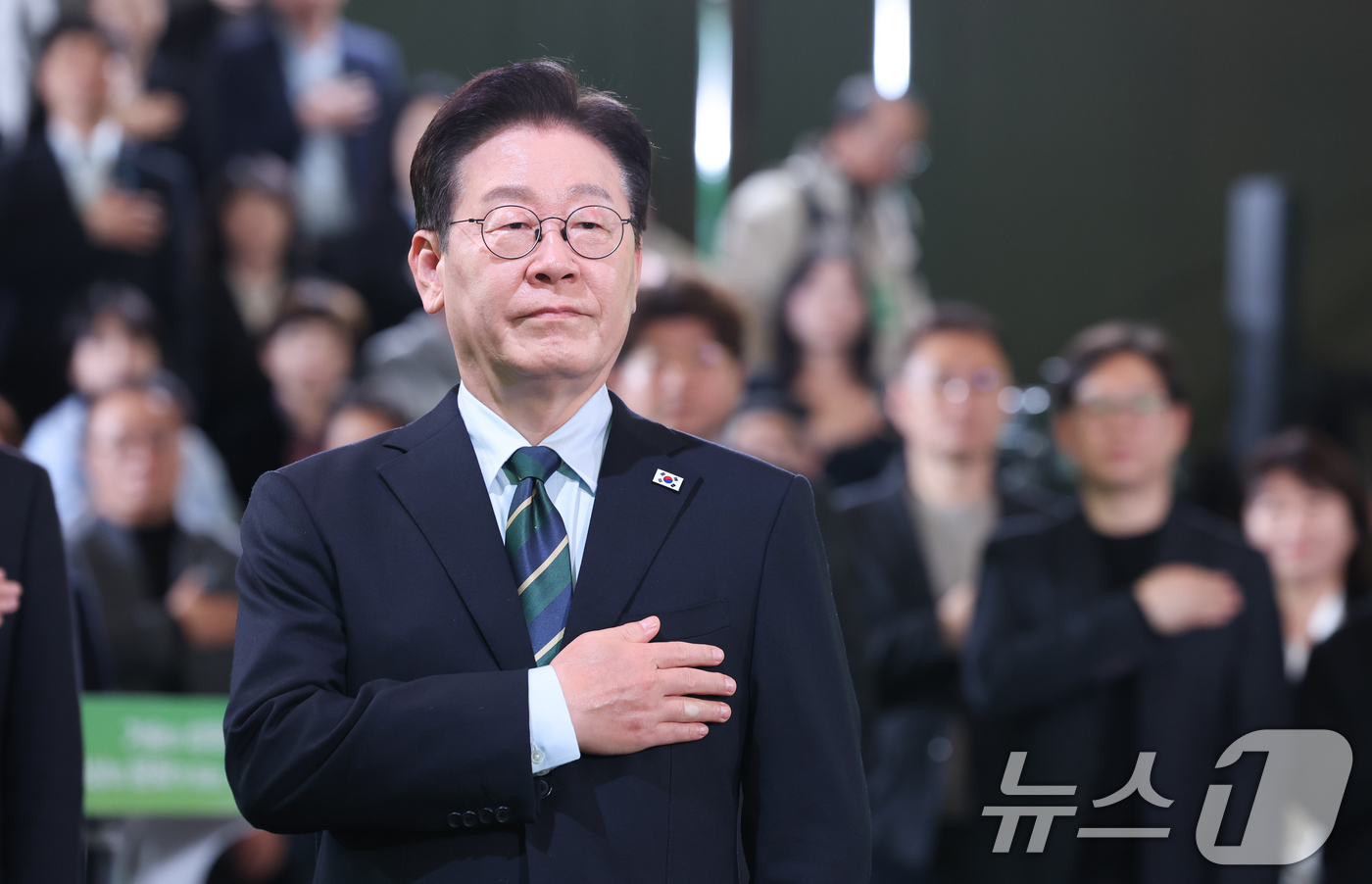 (제주=뉴스1) 이재명 기자 = 이재명 대통령이 30일 제주 한라대학교에서 열린 '제주의 마음을 듣다' 타운홀미팅 간담회에서 국민의례를 하고 있다. 2026.3.30/뉴스1