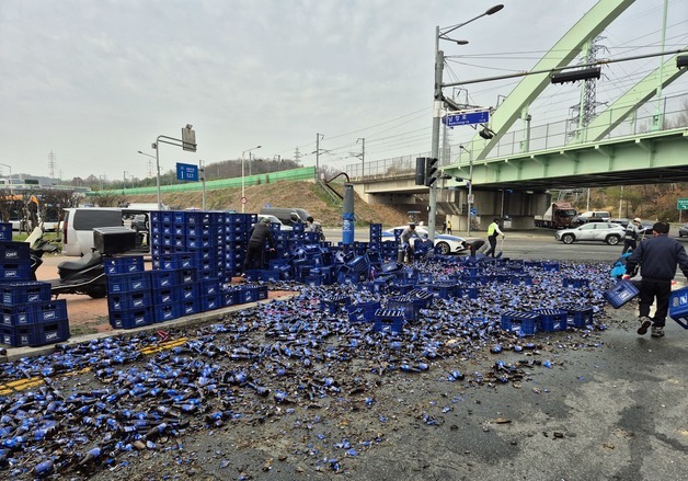 울산 남구서 맥주 수백병 쏟아져…도로 한때 마비