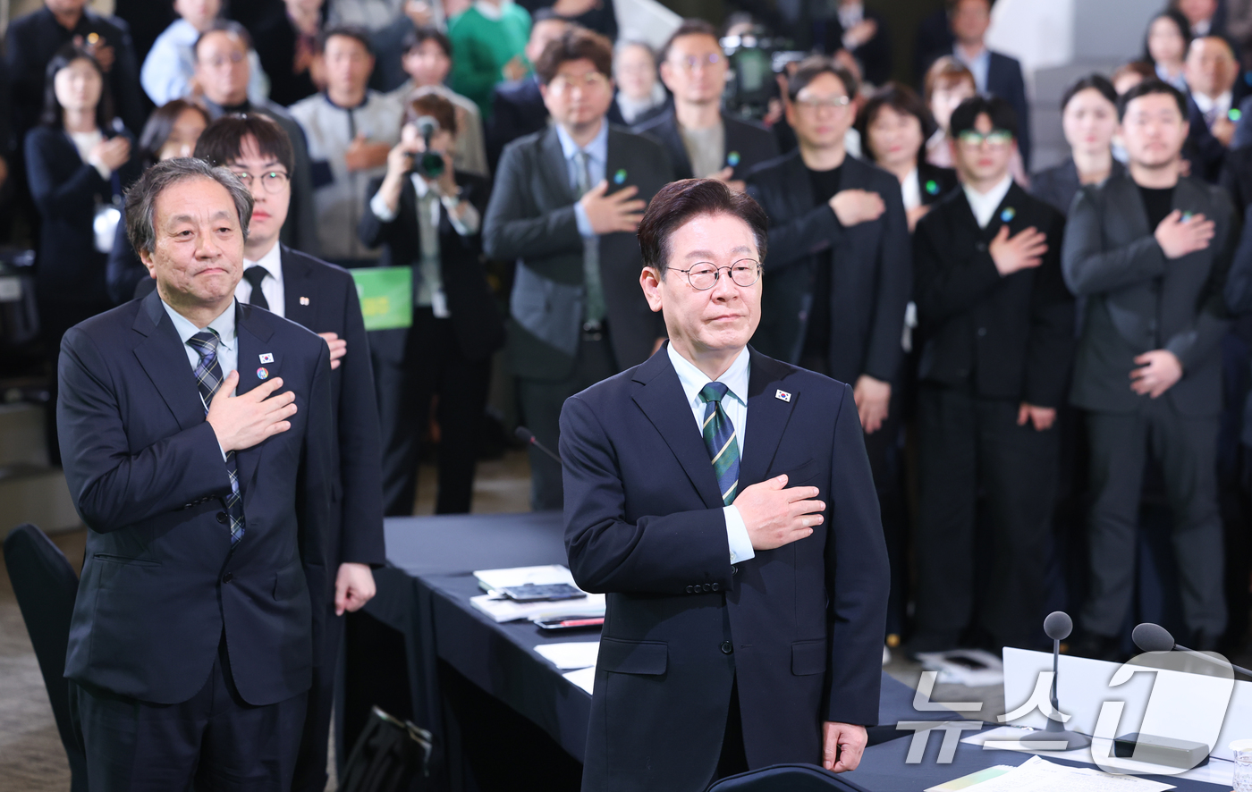 (제주=뉴스1) 이재명 기자 = 이재명 대통령이 30일 제주 한라대학교에서 열린 '제주의 마음을 듣다' 타운홀미팅 간담회에서 국민의례를 하고 있다. 2026.3.30/뉴스1