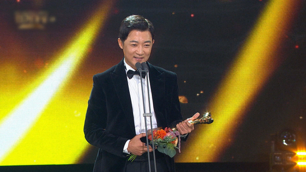 안재욱, 데뷔 31년만에 첫 연기대상…'식사 대접하느라 적금 깨'