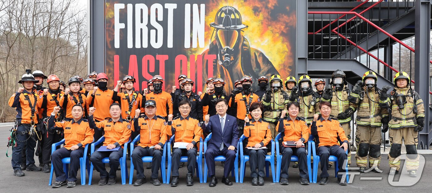 본문 이미지 -  김관영 전북지사가 30일 장수군 소재 전북 소방교육훈련센터와 장수군 산불대응센터를 찾아 현장 인력을 격려하고 봄철 재난 대응 태세를 점검한 뒤 기념 촬영을 하고 있다.(전북도 제공. 재판매 및 DB금지)/뉴스1