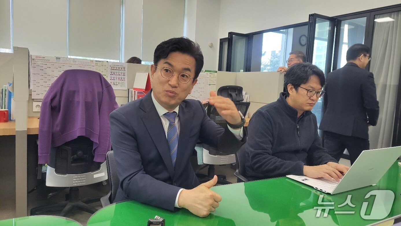 본문 이미지 - 허태정 전 대전시장이 지난 26일 대전시청 기자실을 찾아 기자들의 질문에 답하고 있다. / 뉴스1 DB