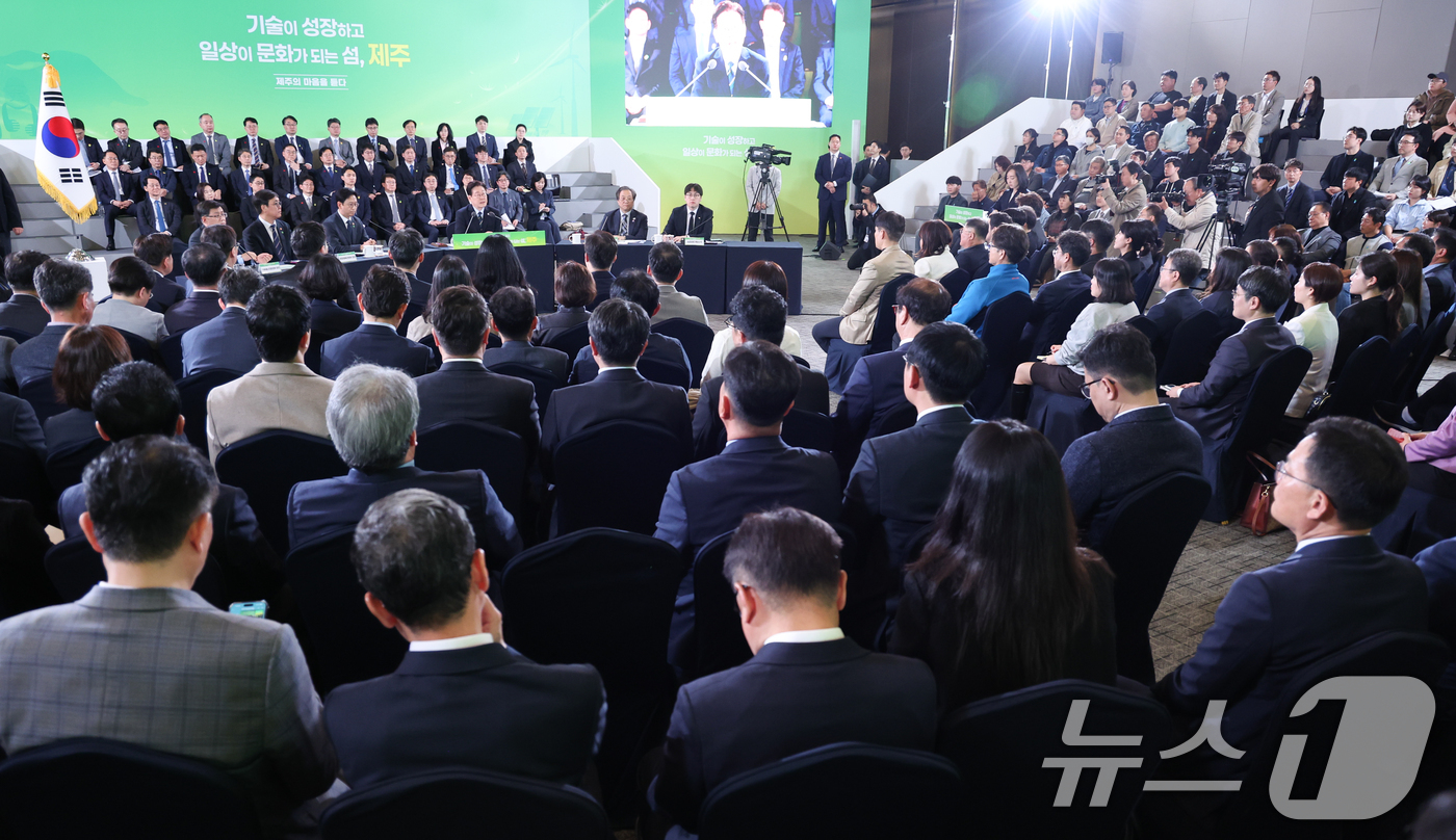 (제주=뉴스1) 이재명 기자 = 이재명 대통령이 30일 제주 한라대학교에서 열린 '제주의 마음을 듣다' 타운홀미팅 간담회에서 발언을 하고 있다. 2026.3.30/뉴스1