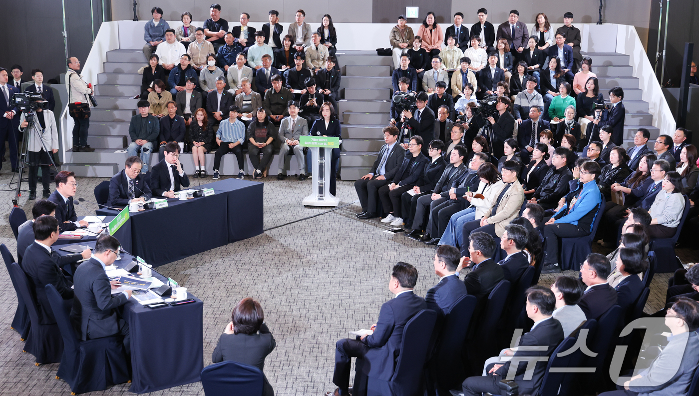 (제주=뉴스1) 이재명 기자 = 이재명 대통령이 30일 제주 한라대학교에서 열린 '제주의 마음을 듣다' 타운홀미팅 간담회에서 발언을 하고 있다. 2026.3.30/뉴스1