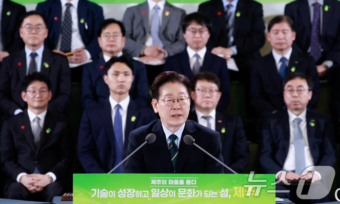 (제주=뉴스1) 이재명 기자 = 이재명 대통령이 30일 제주 한라대학교에서 열린 '제주의 마음을 듣다' 타운홀미팅 간담회에서 발언을 하고 있다. 2026.3.30/뉴스1