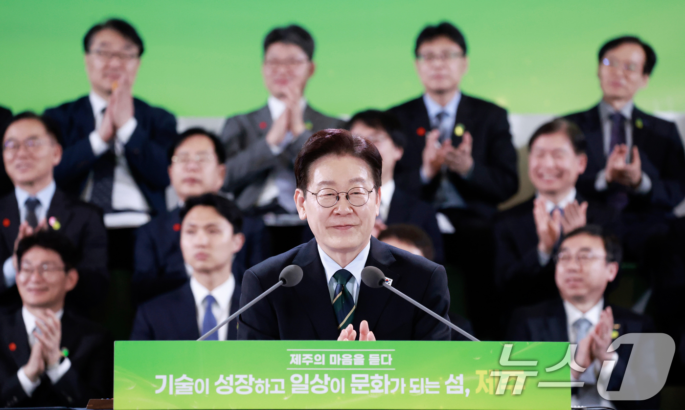 (제주=뉴스1) 이재명 기자 = 이재명 대통령이 30일 제주 한라대학교에서 열린 '제주의 마음을 듣다' 타운홀미팅 간담회에서 제주도민들과 인사하며 박수를 치고 있다. 2026.3. …