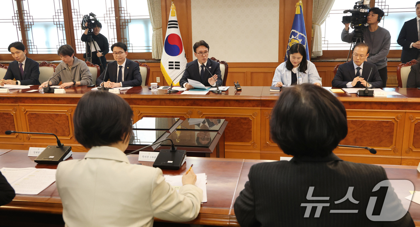 (서울=뉴스1) 임세영 기자 = 김민석 국무총리가 30일 서울 종로구 정부서울청사에서 열린 반려동물 정책위원회 회의에서 모두발언을 하고 있다. 2026.3.30/뉴스1