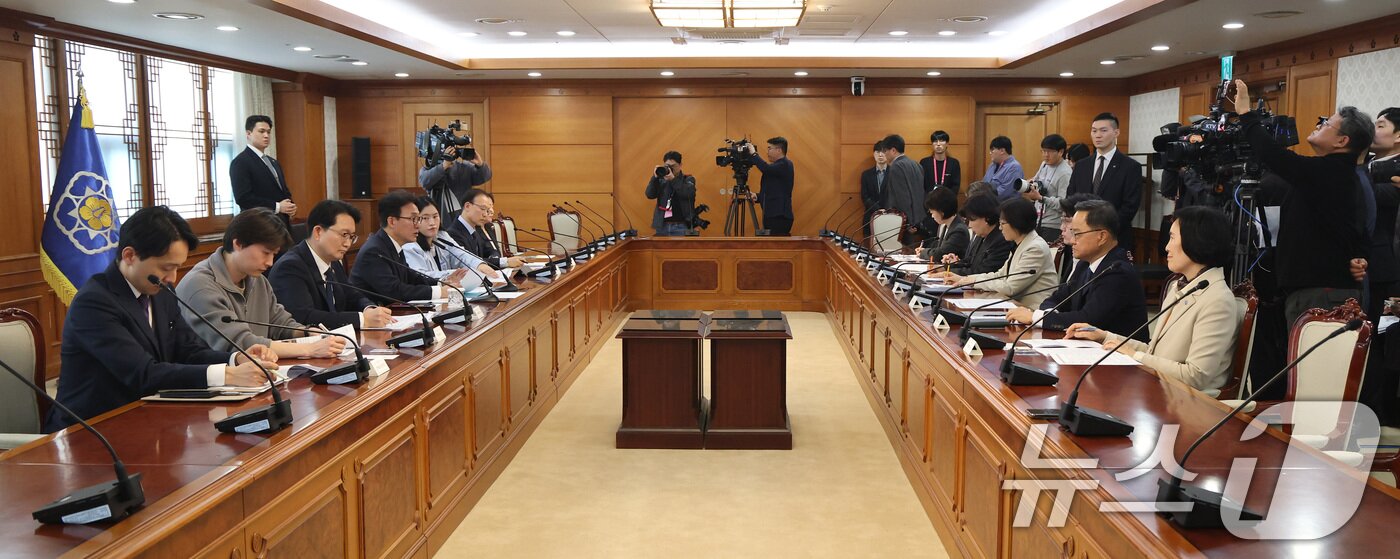 본문 이미지 - 김민석 국무총리가 30일 서울 종로구 정부서울청사에서 열린 반려동물 정책위원회 회의에서 모두발언을 하고 있다. 2026.3.30 ⓒ 뉴스1 임세영 기자