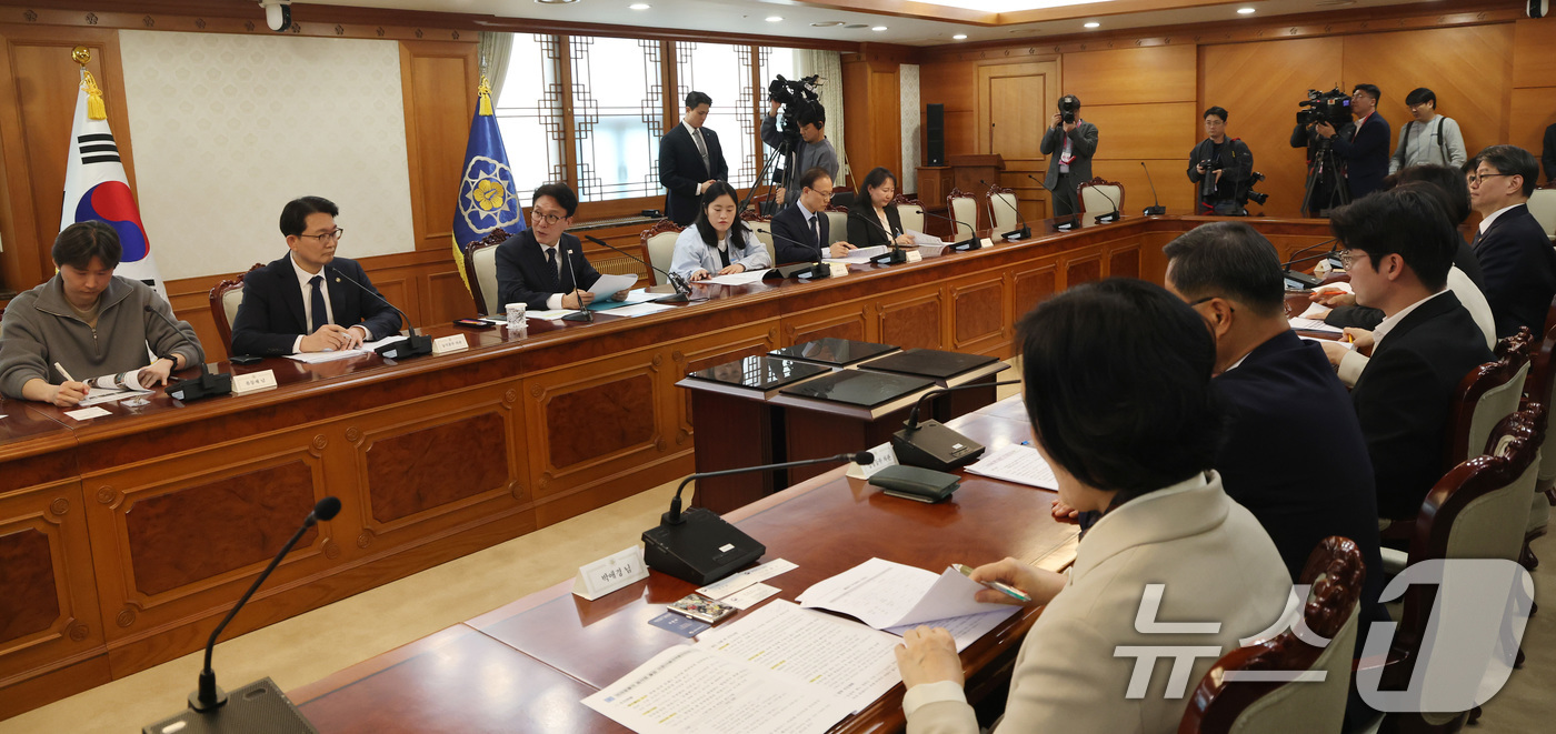 (서울=뉴스1) 임세영 기자 = 김민석 국무총리가 30일 서울 종로구 정부서울청사에서 열린 반려동물 정책위원회 회의에서 모두발언을 하고 있다. 2026.3.30/뉴스1