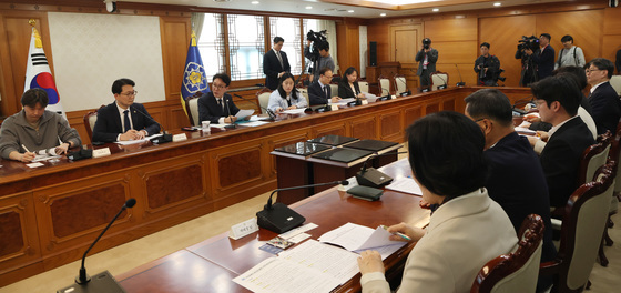 '가축 아닌 가족'…김총리 "반려동물 정책, 농식품부 아닌 총리실 중심"(종합)