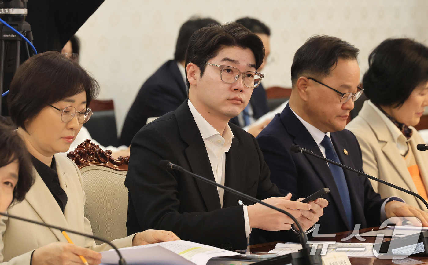 (서울=뉴스1) 임세영 기자 = 설채현 대한수의사회 대변인이 30일 서울 종로구 정부서울청사에서 열린 반려동물 정책위원회 회의에 참석해 자리하고 있다. 2026.3.30/뉴스1