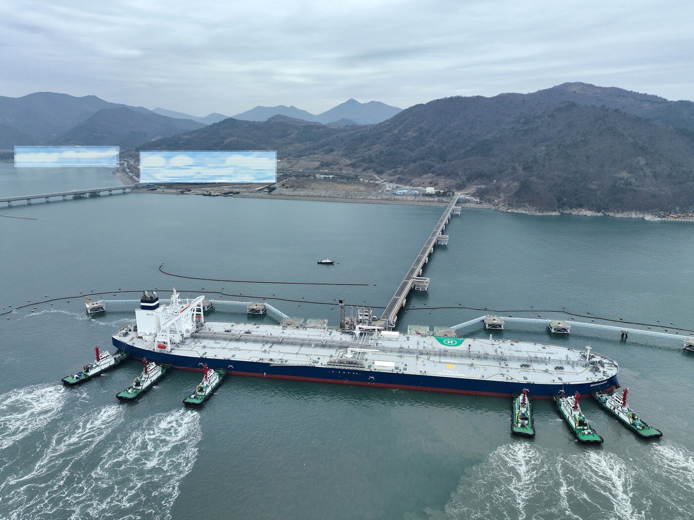 본문 이미지 - 21일 한국석유공사 여수비축기지에 UAE 아부다비 국영석유사(ADNOC)의 원유 2백만 배럴이 입고되는 모습. (한국석유공사 제공. 재판매 및 DB금지) 2026.3.30/뉴스1