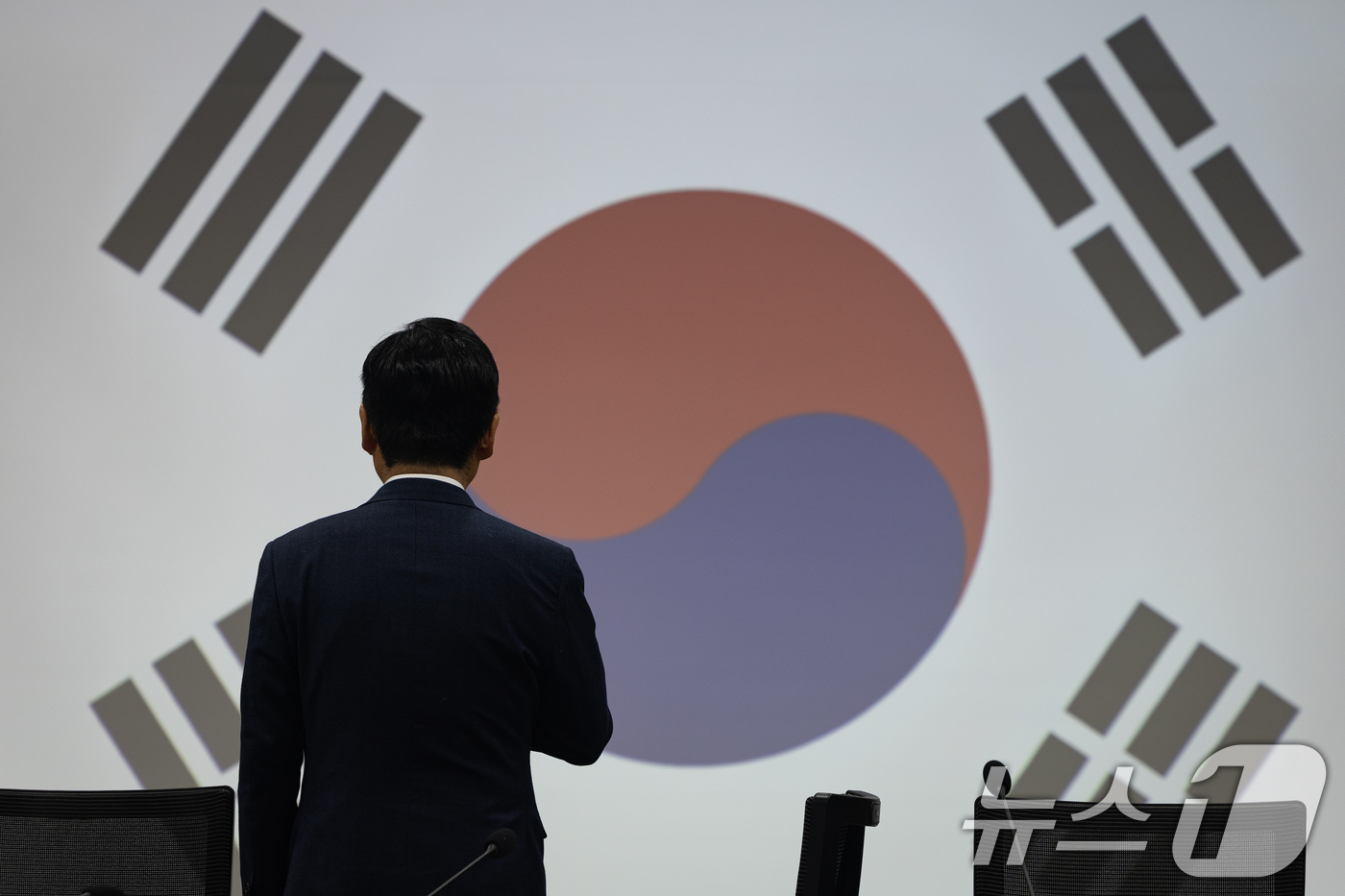 (서울=뉴스1) 유승관 기자 = 정청래 더불어민주당 대표가 30일 서울 여의도 국회 의원회관에서 열린 더불어민주당 2026 전국농어민위원회 발대식에서 국민의례를 하고 있다. 202 …