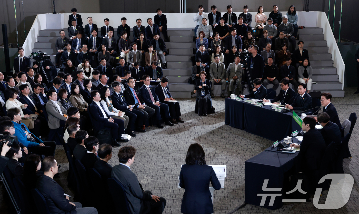 (제주=뉴스1) 이재명 기자 = 이재명 대통령이 30일 제주 한라대학교에서 열린 '제주의 마음을 듣다' 타운홀미팅 간담회에서 발언을 하고 있다. 2026.3.30/뉴스1