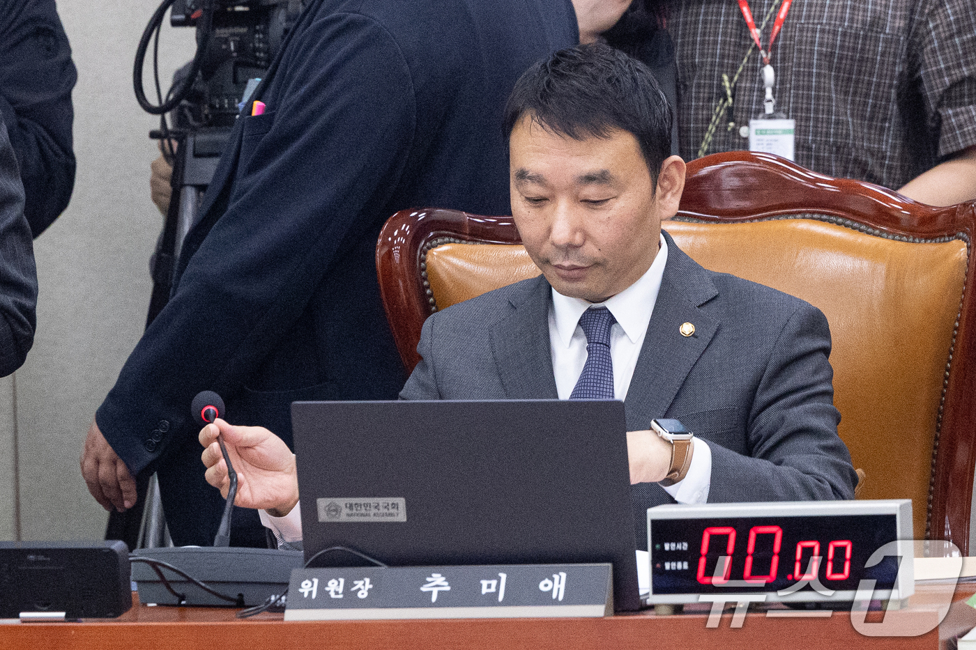 (서울=뉴스1) 이승배 기자 = 30일 서울 여의도 국회에서 열린 제433회국회(임시회) 법제사법위원회 제4차 전체회의에서 김용민 위원장 직무대리가 위원장석에 앉아있다. 2026. …