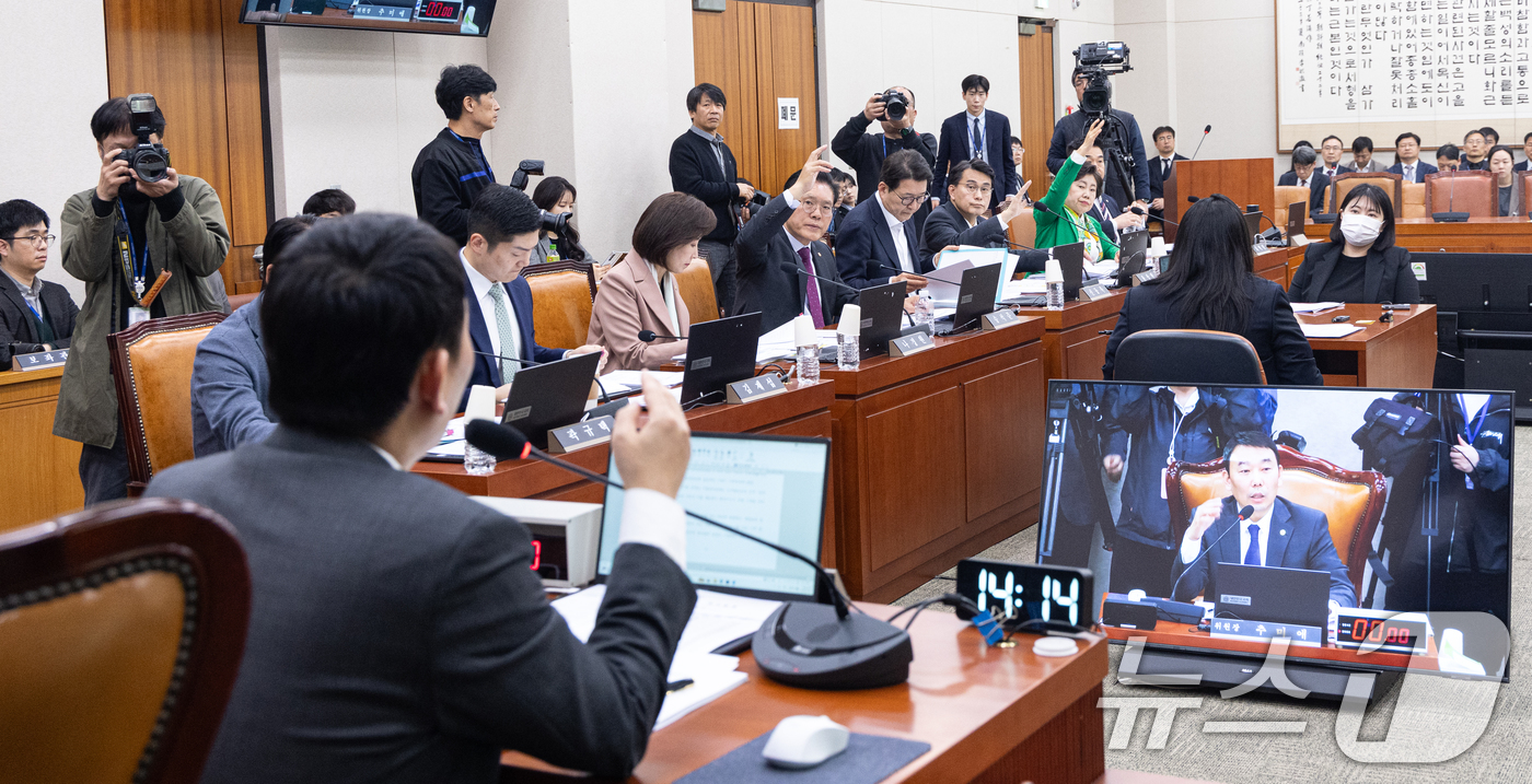 (서울=뉴스1) 이승배 기자 = 30일 서울 여의도 국회에서 열린 제433회국회(임시회) 법제사법위원회 제4차 전체회의에서 국민의힘 위원들이 발언권을 신청하고 있다. 2026.3. …