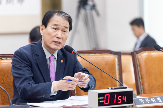 질의 답변하는 권오을 국가보훈부 장관