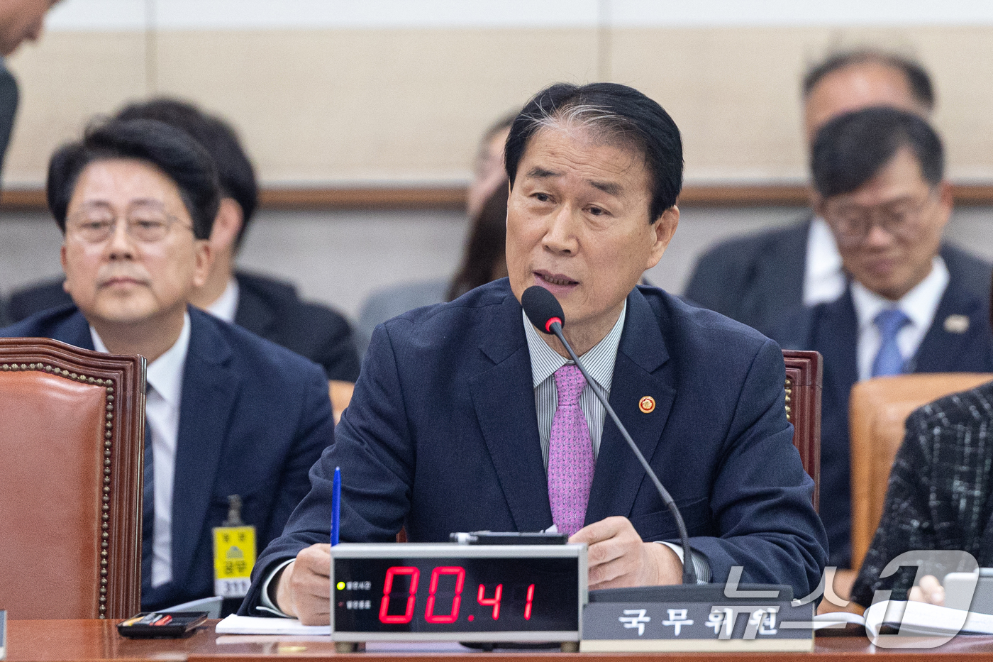 (서울=뉴스1) 이승배 기자 = 30일 서울 여의도 국회에서 열린 제433회국회(임시회) 법제사법위원회 제4차 전체회의에서 권오을 국가보훈부 장관이 의원 질의에 답변하고 있다. 2 …