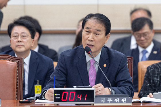 답변하는 권오을 국가보훈부 장관