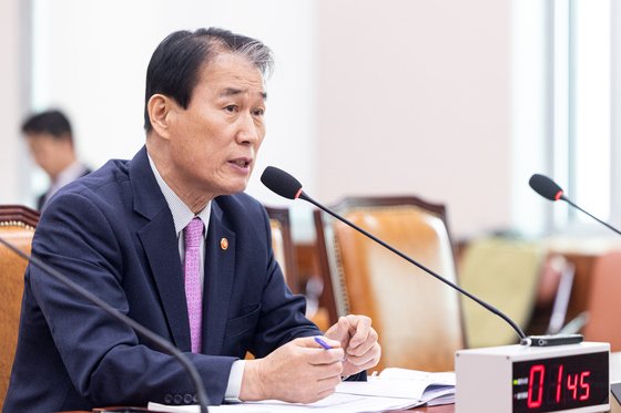 답변하는 권오을 장관