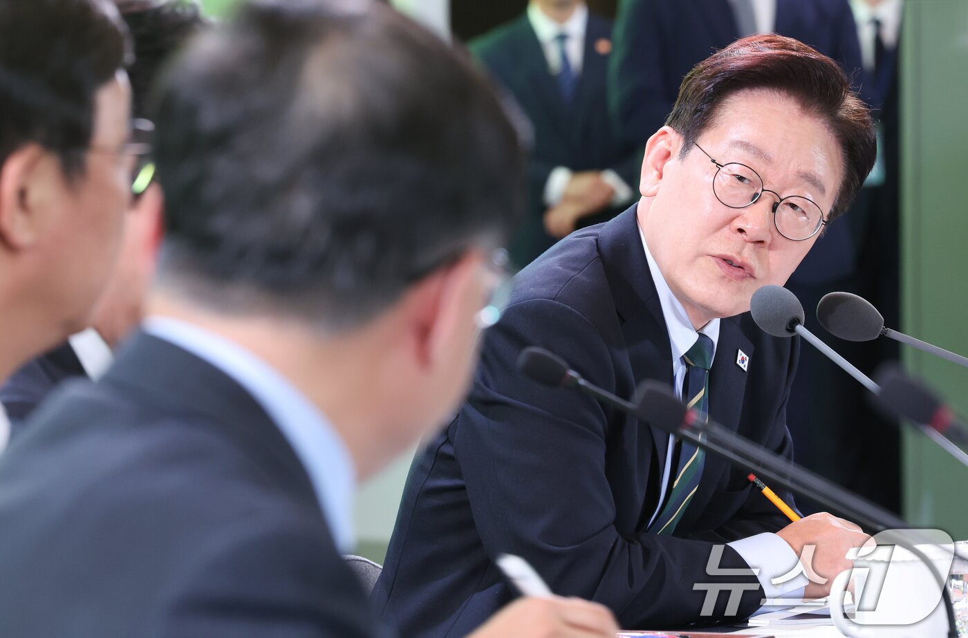 본문 이미지 - 이재명 대통령이 김성환 기후에너지환경부 장관에게 재생에너지 확대에 대해 질의하고 있다. 2026.3.30 ⓒ 뉴스1 이재명 기자