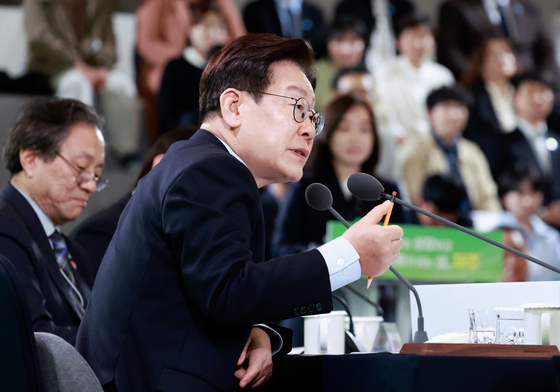 李대통령 "화석에너지 의존 미래 위험…재생에너지 신속 전환해야"