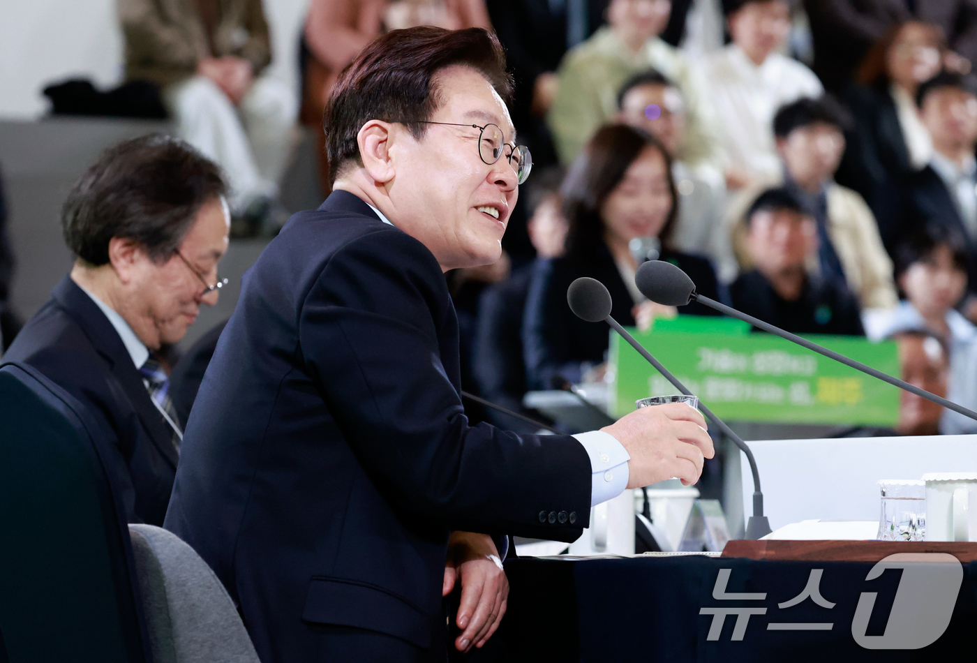 (제주=뉴스1) 이재명 기자 = 이재명 대통령이 30일 제주 한라대학교에서 열린 '제주의 마음을 듣다' 타운홀미팅 간담회에서 발언을 하고 있다. 2026.3.30/뉴스1