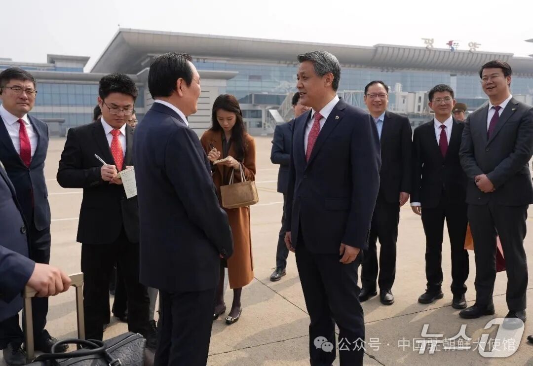 본문 이미지 - 왕야쥔(중앙 마주선 이 가운데 오른쪽) 주북 중국대사가 30일 오전 10시 40분 에어차이나(중국국제항공) CA121편을 통해 평양 순안공항에 도착한 승객들을 환영하고 있다. (사진제공=주북 중국대사관 계정)