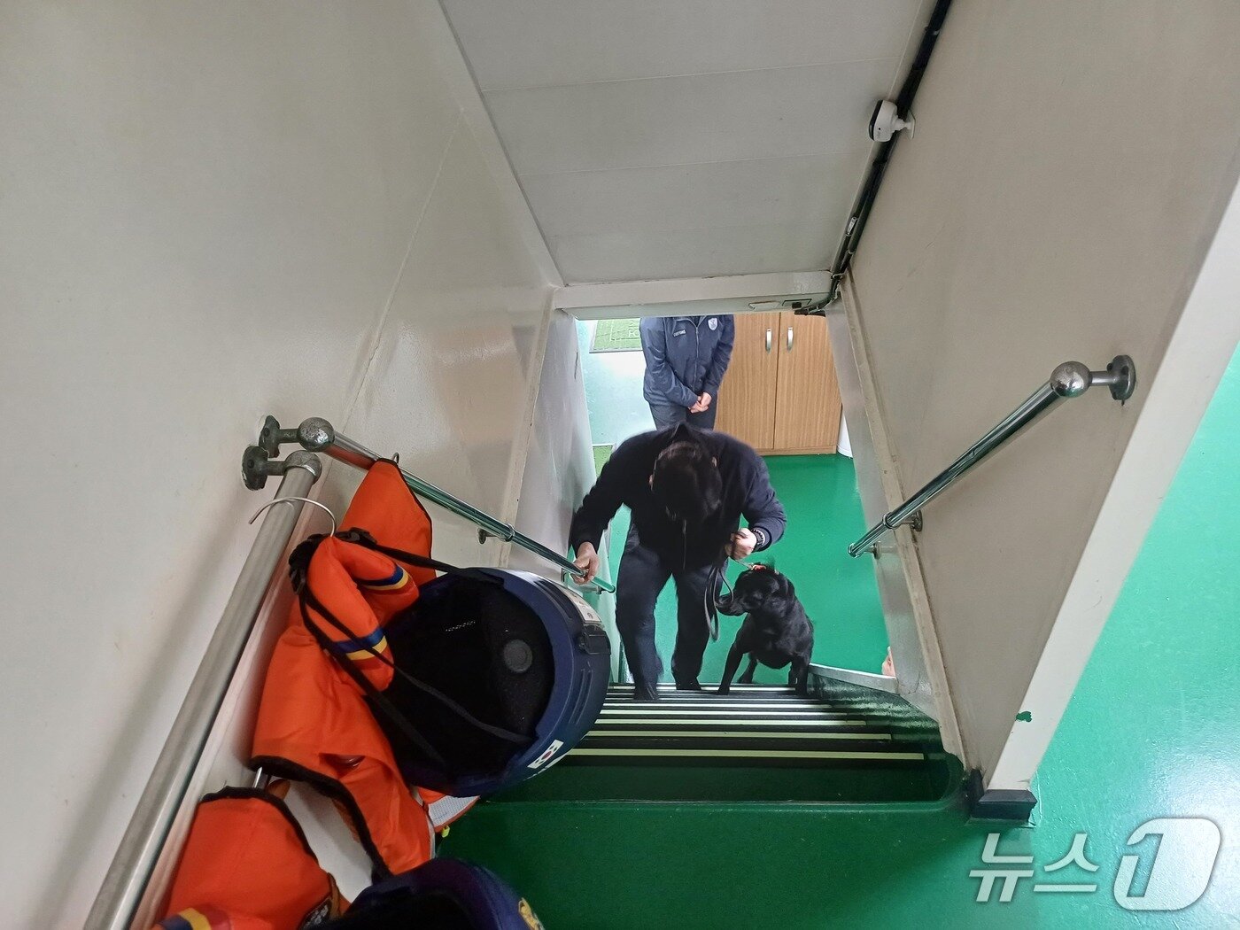 본문 이미지 - 속초해경 경찰관과 마약탐지견 칼리가 30일 마약류 밀반입 차단을 위한 합동훈련을 하고 있다.(속초해경 제공, 재판매 및 DB 금지) 2026.3.30/뉴스1