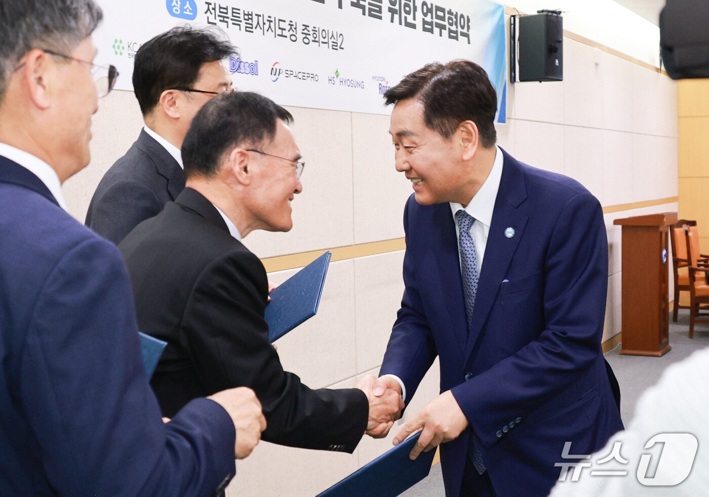 본문 이미지 - 30일 전북도청에서 '국방 첨단복합소재·부품 산업 밸류체인' 구축 위한 업무 협약식이 개최된 가운데 김관영 도지사가 협약식 참여 관계자들과 인사를 나누고 있다.(전북도 제공. 재판매 및 DB금지)/뉴스1 